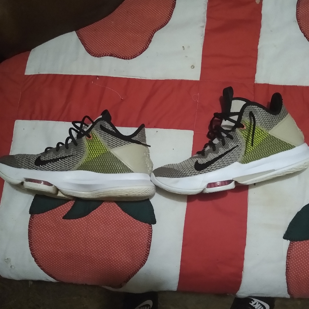 Men's lebran chosen 1 shoes size 11.5